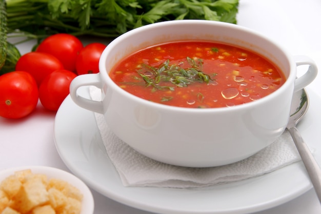 Foto sopa de tomate con galletas y hierbas