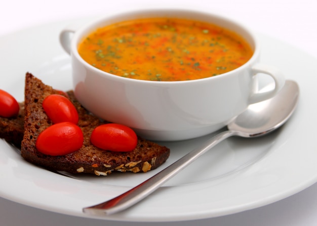 Sopa De Tomate Con Galletas Y Hierbas