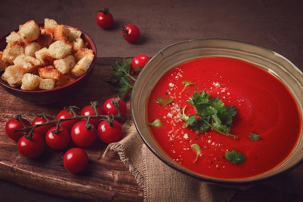 Sopa de tomate con hierbas y especias casera sin gente