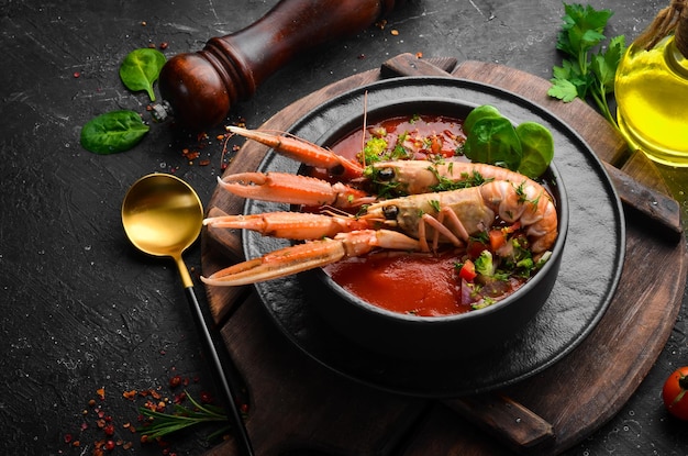 Sopa de tomate con marisco Sopa de gazpacho con bogavante y verduras Vista superior Espacio libre para texto