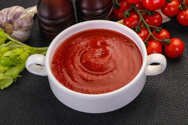 Sopa de tomate mediterránea