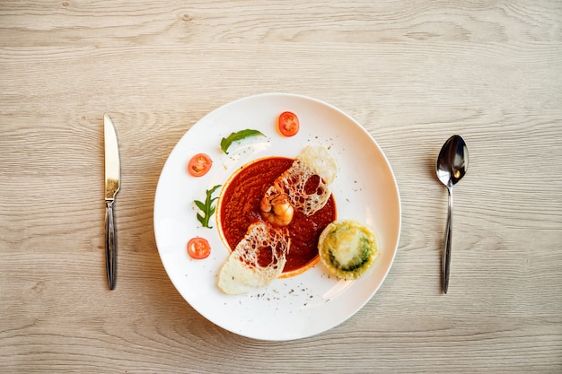 Sopa De Tomate En La Mesa De La Cocina En Café