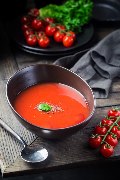 Sopa de tomate en mesa de madera