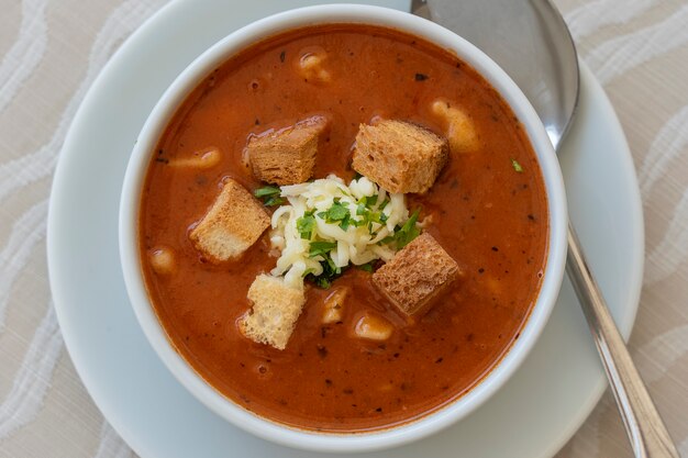 Sopa de tomate con picatostes, queso y perejil fresco, cerrar