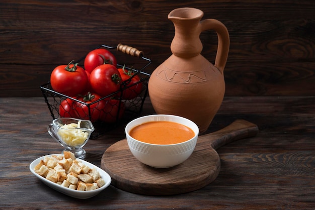 Sopa de tomate en placa de madera con garnier