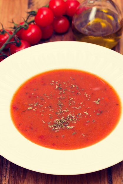 Foto sopa de tomate en plato blanco