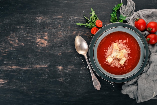 Sopa de tomate con queso parmesano Sobre un fondo de madera Vista superior Espacio de copia