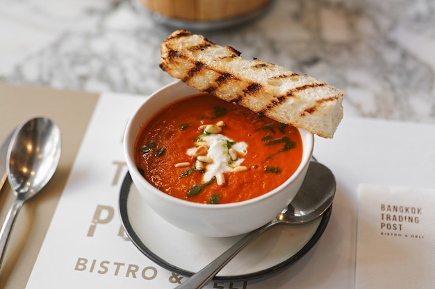 Sopa De Tomate Con Queso A La Parrilla