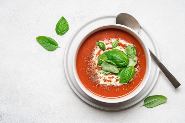 Sopa de tomate con queso strachatella y albahaca