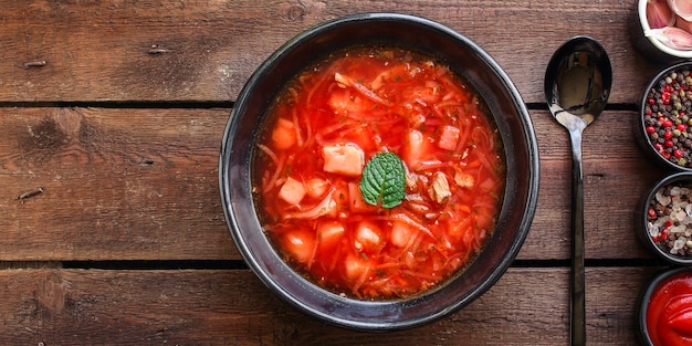 Sopa de tomate rojo Borscht primer plato de caldo de carne y verduras