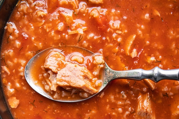 sopa de tomate rojo kharcho carne, arroz cocinando comida saludable comida snack dieta en el espacio de copia de mesa
