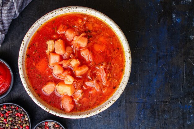 sopa de tomate rojo y verduras y carne, borsch