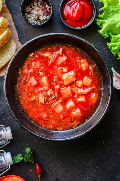 sopa de tomate rojo y verduras y carne, borsch