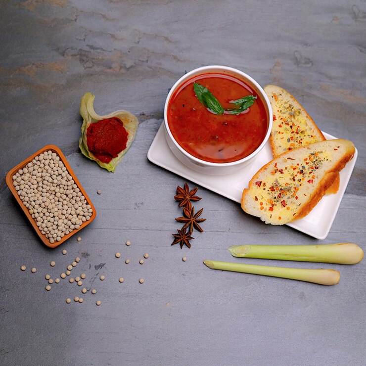 Sopa de tomate saludable con pan de ajo