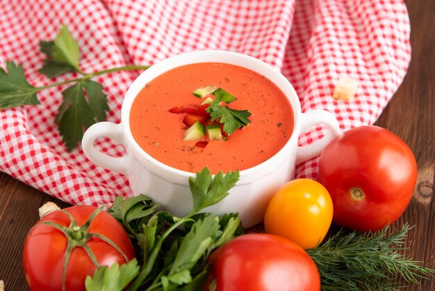 Sopa de tomate tradicional hecha de tomates frescos con la adición de hierbas y crutones.