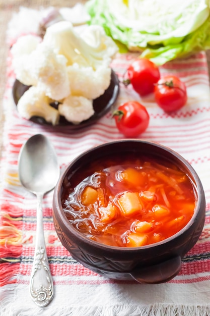 Sopa de tomate vegetariana con col y coliflor