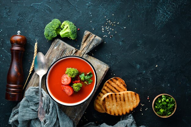 Sopa de tomate con verduras y perejil Sopa mexicana en un bol Vista superior