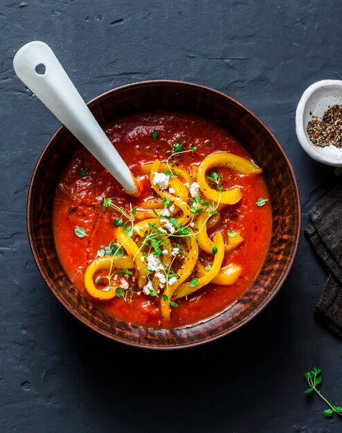 Sopa de tomates con pimiento amarillo asado y queso de cabra Deliciosa comida vegetariana