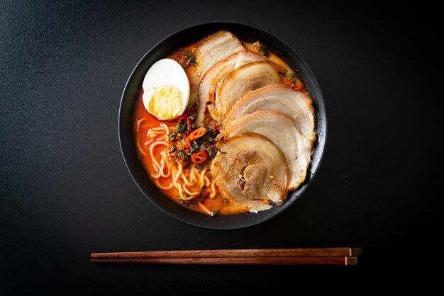 Sopa tomyum picante de macarrão ramen com carne de porco assada