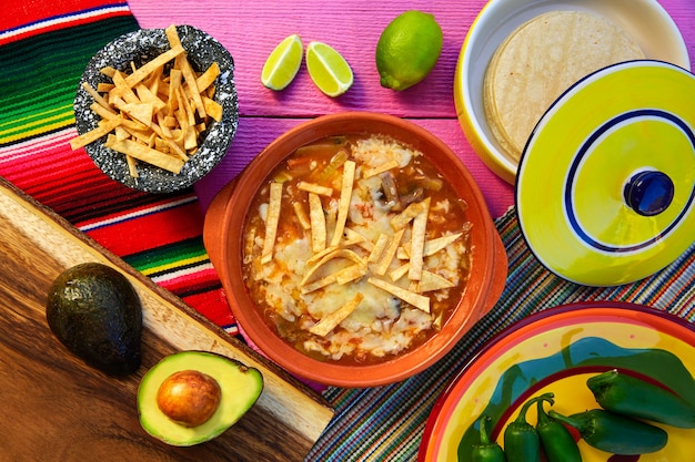 Sopa De Tortilla Mexicana Y Aguacate