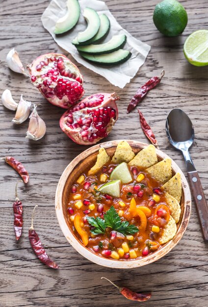 Sopa de tortilla mexicana en mesa de madera