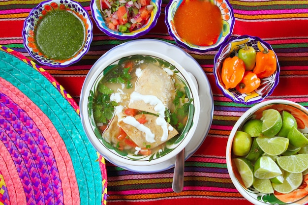 Sopa De Tortilla Y Salsas De Chili Habanero Mexicano