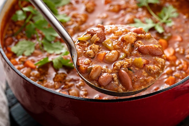 Sopa tradicional de chile con carne y frijoles rojos