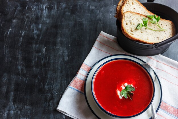 Sopa tradicional da beterraba vermelha - borsch. comida vegetariana vegetariana