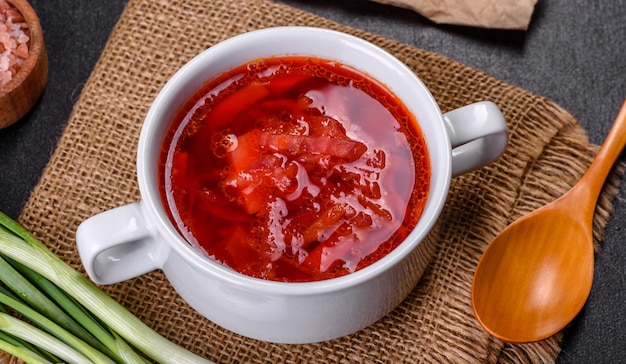 Sopa tradicional da Ucrânia de Borscht feita de cenoura e carne de repolho de tomate de beterraba