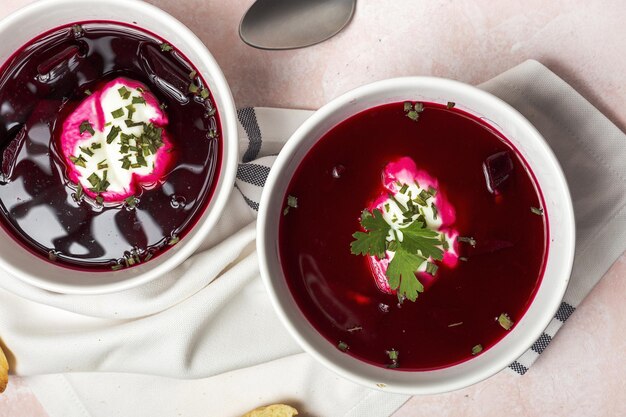 Sopa tradicional de borscht vermelho nacional ucraniano e russo em tigela com creme azedo e ervas Conceito de comida saudável