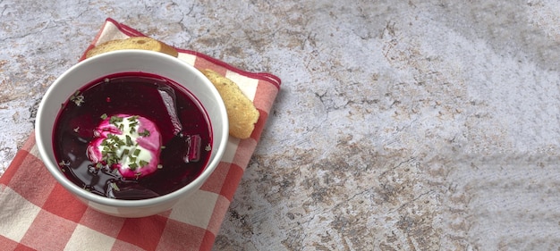 Sopa tradicional de borscht vermelho nacional ucraniano e russo em tigela com creme azedo e ervas Conceito de comida saudável