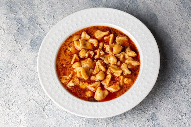 Sopa tradicional deliciosa de comida turca Nome turco Yuksuk corbasi ou yuzuk corbasi