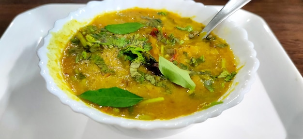 Sopa tradicional do sul da índia lanche dal sambhar com folhas de caril