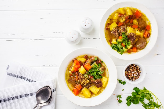 Sopa tradicional de eintopf con carne, frijoles y verduras.