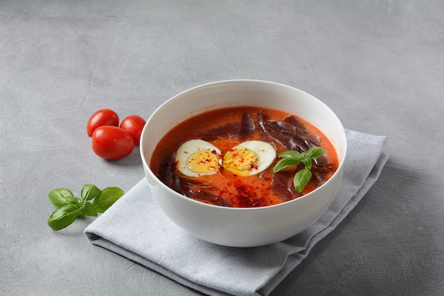Sopa tradicional espanhola de creme de tomate com ovo e presunto em uma tigela