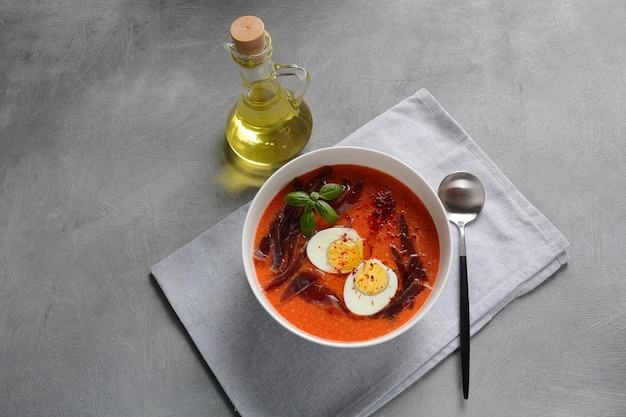 Sopa tradicional espanhola de tomate andaluz com creme Salmorejo