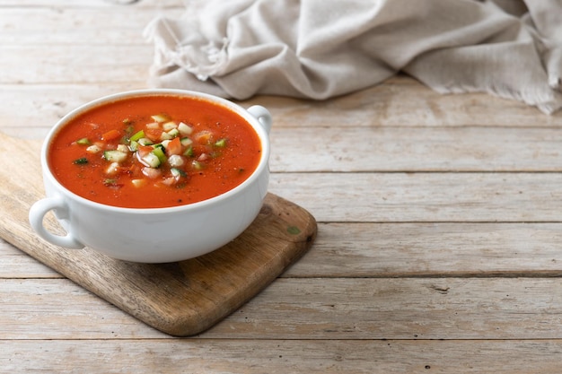 Sopa tradicional española de gazpacho en un tazón sobre una mesa de madera