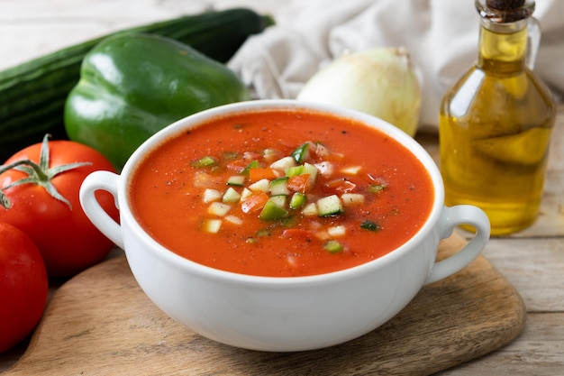 Sopa tradicional española de gazpacho en un tazón sobre una mesa de madera