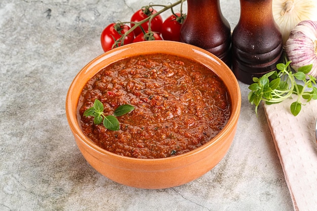 sopa tradicional española de tomate gazpacho servida con albahaca