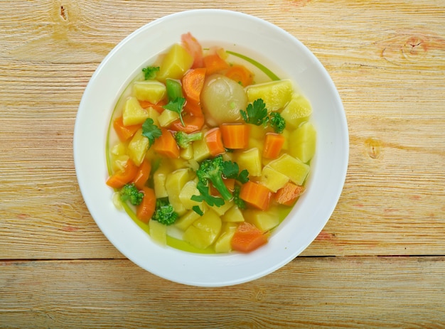 Sopa tradicional finlandesa de vegetais - sopa de verão Lohikeitto