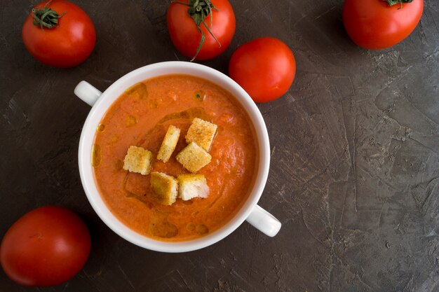 Sopa tradicional de gazpacho frío. Cocina española, mediterránea.