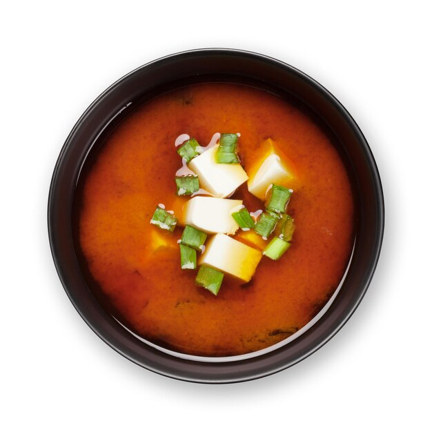 Sopa tradicional japonesa de miso com tofu e cebola de primavera Isolada em fundo branco Vista superior