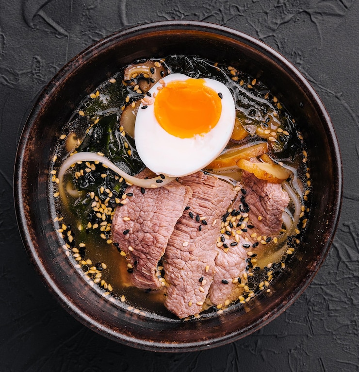 Foto sopa tradicional japonesa de ramen com carne wagyu e macarrão