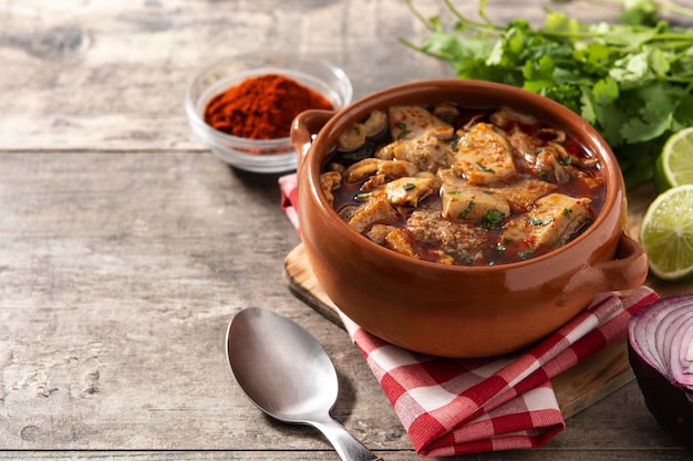 Sopa tradicional mondongo ou el menudo na mesa de madeira