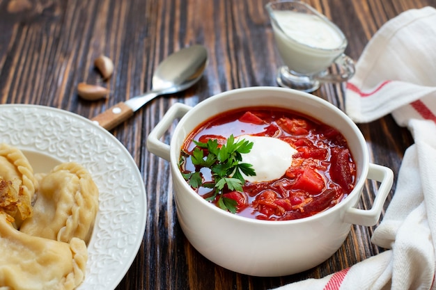 Sopa tradicional de remolacha con crema agria