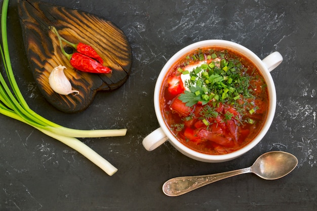 Sopa tradicional rusa ucraniana (borscht) de remolacha con verduras y crema agria.