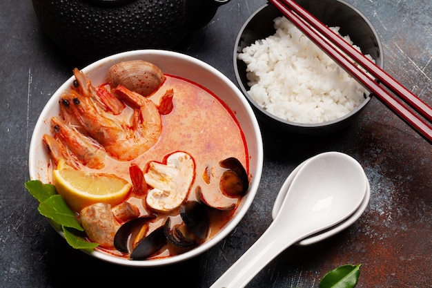 Sopa tradicional tailandesa Tom Yum y cuenco de arroz