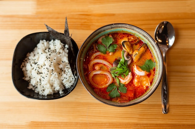 sopa tradicional tom yum con mariscos