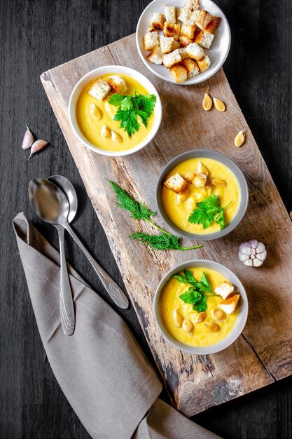 Sopa tradicional vegetariana de calabaza de otoño con semillas cremoso y sedoso perejil eneldo crout