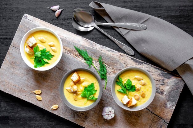 Sopa tradicional vegetariana de calabaza de otoño con semillas cremoso y sedoso perejil eneldo crout